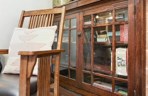 South Side Slopes House | Jackie's Hillside Charm - cozy, parking & glowing city view