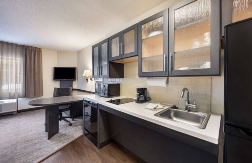 Baymeadows Hotel | Jacksonville Hideaway: Comfortable Suite near The Cummer Museum! W/Kitchen!