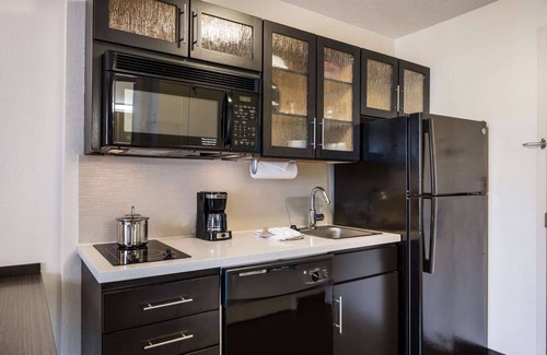 Baymeadows Hotel | Jacksonville Hideaway: Comfortable Suite near The Cummer Museum! W/Kitchen!