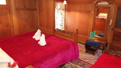 Dal Lake Boat Rental | Jacqueline houseboat