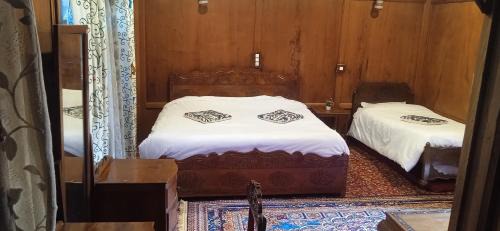 Dal Lake Boat Rental | Jacqueline houseboat