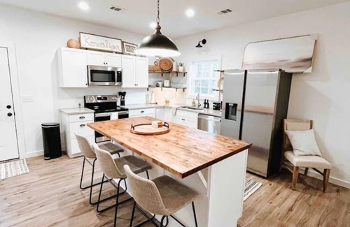 Eclectic House | Jacuzzi Cottage at Lake Martin Kowaliga Bay