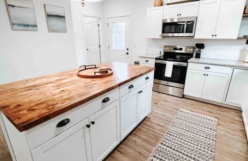 Eclectic House | Jacuzzi Cottage at Lake Martin Kowaliga Bay