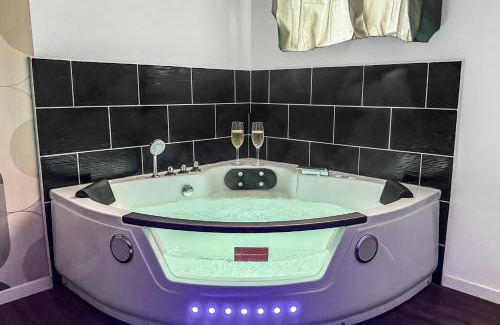Roubaix Apartment | Jacuzzi privé, terrasse, Roubaix