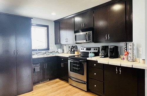 Green Bay House | Jacuzzi Tub-3.7 Miles To Lambeau Field-Garage! King Bed!