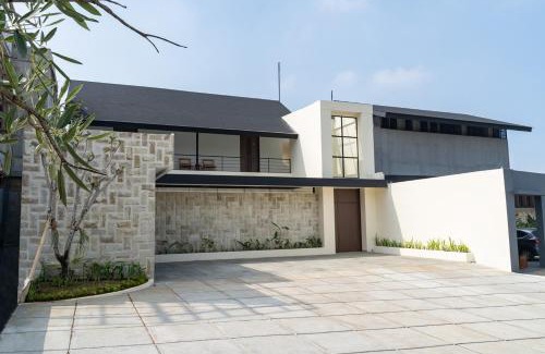 Bandung Villa | Jaden Hill Mountain City View Villa 8 bedrooms with a private heated swimming pool and a movie room