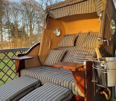 Hohen Niendorf Apartment | Jagdschloss Suite - premium castle hideway