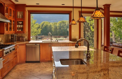 Leavenworth House | Jagger's River Haus - Hot Tub - Waterfront - Walking Distance to To Town!