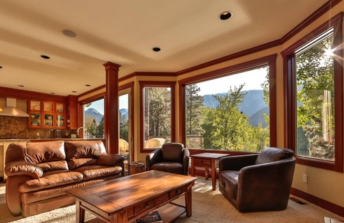 Leavenworth House | Jagger's River Haus - Hot Tub - Waterfront - Walking Distance to To Town!