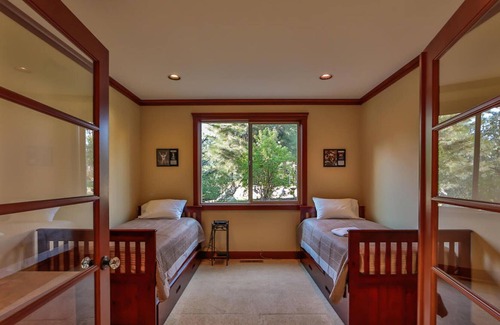 Leavenworth House | Jagger's River Haus - Hot Tub - Waterfront - Walking Distance to To Town!