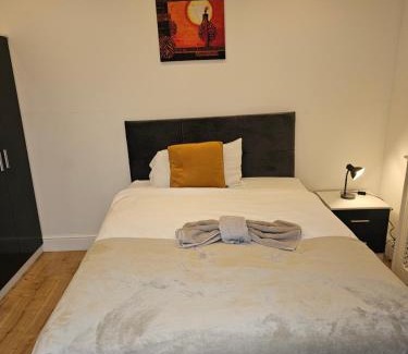 Staple Hill Apartment | jAH LODGE BRSITOL BIG HOUSE STAY FREE PARKING 20 PERCENT OFF WEEKLY MONTHLY STAY BUSINESS CONTRACTOR STUDENTS RELOCATIONS 5BED