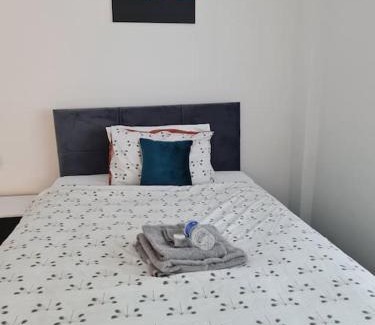 Staple Hill Apartment | jAH LODGE BRSITOL BIG HOUSE STAY FREE PARKING 20 PERCENT OFF WEEKLY MONTHLY STAY BUSINESS CONTRACTOR STUDENTS RELOCATIONS 5BED