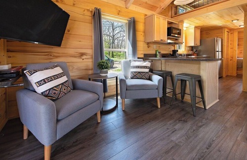 Lookout Valley Neighborhood Association Apartment | Jake Cabin | Luxury Hot Tub Cabin Near Downtown