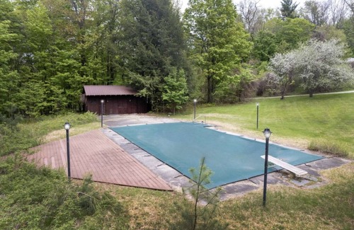 Mendon House | Jam House Killington/Pico:Renovated Luxury+Hot Tub+Sauna+Wine Bar+Pool+Game Room