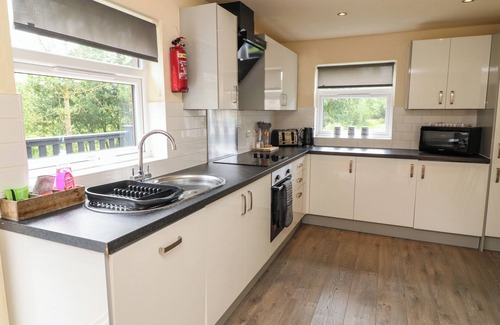 Brigg Cottage | JAMES VILLE MARINA LODGE 13, pet friendly, with hot tub in Brigg