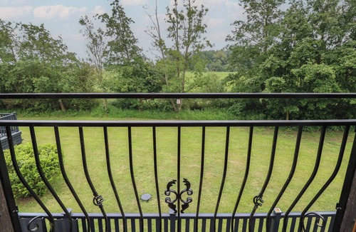 Brigg Cottage | JAMES VILLE MARINA LODGE 14, pet friendly, with hot tub in Brigg