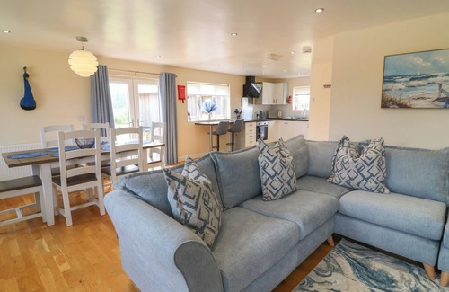 Brigg Cottage | JAMES VILLE MARINA LODGE 21, family friendly, with hot tub in Brigg