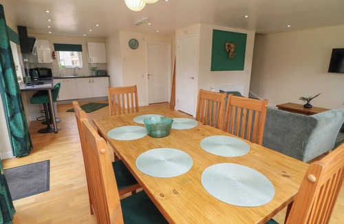 Brigg Cottage | JAMES VILLE MARINA LODGE 22, family friendly, with hot tub in Brigg