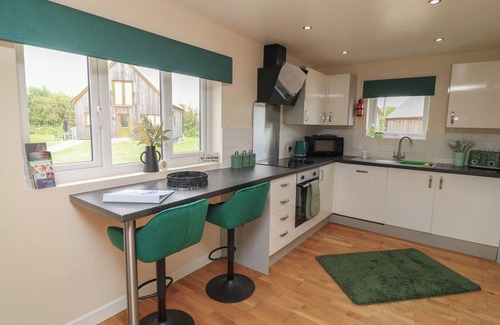 Brigg Cottage | JAMES VILLE MARINA LODGE 22, family friendly, with hot tub in Brigg