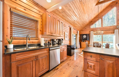 Thayerville Cabin | Jamesons Cabin! 8 Minutes to Wisp! Hot Tub! Fire Pit! Arcade! Pets! EV Charger!