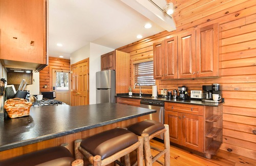 Thayerville Cabin | Jamesons Cabin! 8 Minutes to Wisp! Hot Tub! Fire Pit! Arcade! Pets! EV Charger!