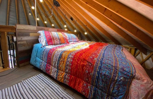 Fancy Gap Cottage | Jamie's Yurt on the BRPW, hot tub, views, 3 mile from I-77