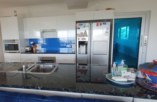 Barney Point Apartment | Jan's pet friendly fully furnished unit with harbour views and sea breezes