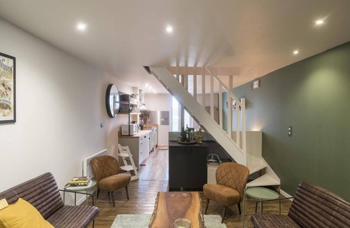 Dun-sur-Meuse House | Jane Austen Lake Retreat