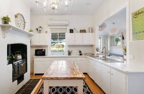 Broke House | Janie's Cottage - Secluded Wine Country Home