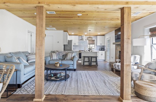 Eclectic House | Janmother's Cabin, easy walk to The Social on Lake Martin, Castaway Island