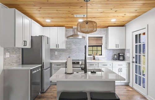 Eclectic House | Janmother's Cabin, easy walk to The Social on Lake Martin, Castaway Island