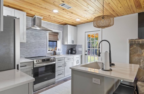 Eclectic House | Janmother's Cabin, easy walk to The Social on Lake Martin, Castaway Island