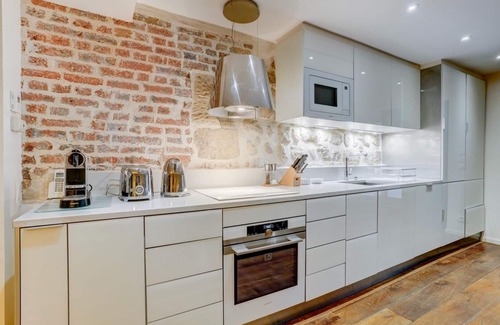 Quartier Sainte-Avoye Apartment | Jardin Prive - Gorgeous 3 Bed House in Le Marais