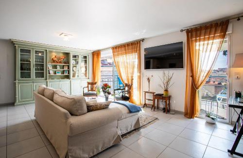 Jean-Medecin Apartment | Jardin Wilson AP4455 by RIVIERA HOLIDAY HOMES