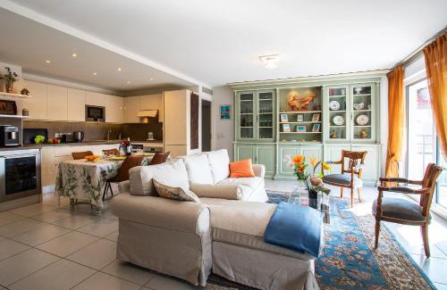 Jean-Medecin Apartment | Jardin Wilson AP4455 by RIVIERA HOLIDAY HOMES