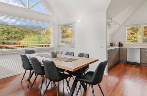 Merrijig House | Jarrah Lodge - Sleeps 10 - Merrijig