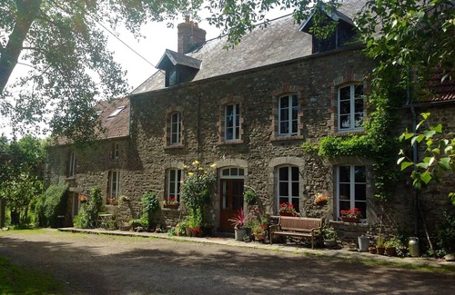 Saint-Nicolas-de-Pierrepont Cottage | Jasmin-2 bedroom Cottage on our farm - 8 minutes from sandy beaches
