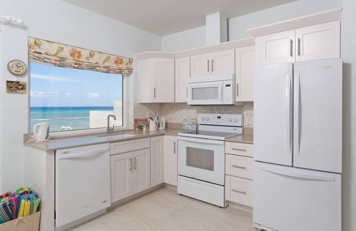 Old Man Bay House | Jasmine Cottage: Shore Diver's Paradise w/Private Pool & Backyard Snorkeling