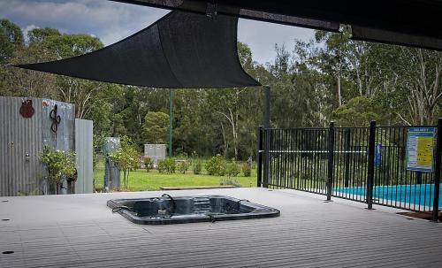Ellalong House | Jasmine Escape - WITH SPA, home in heart of Hunter