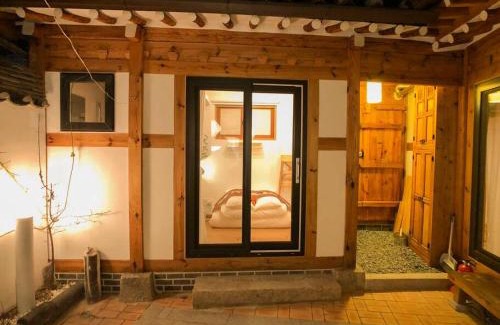 Gahoe-dong House | JAY Hanok ㅡ 3BR 3Bath ㅡ 8min from Anguk STN