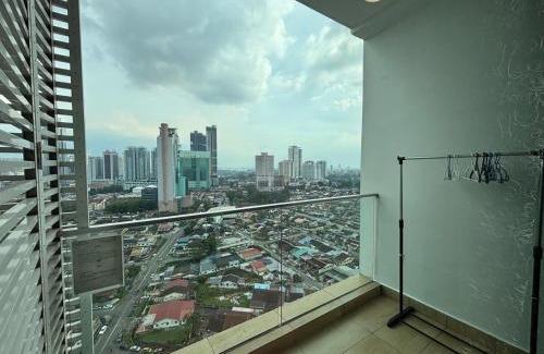 Taman Century Apartment | JB 1min walk to KSL Mall 5-7Pax Bathtub SmartTV