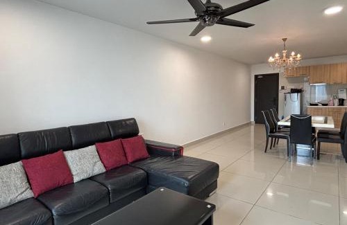 Taman Century Apartment | JB 1min walk to KSL Mall 5-7Pax Bathtub SmartTV