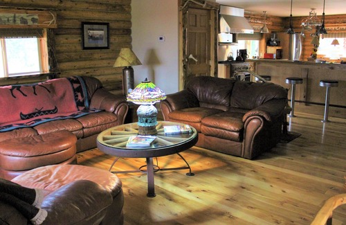 Soldotna House | JBs Alaska Getaway Beautiful Custom Log home for your Alaskan experience 2b/2b