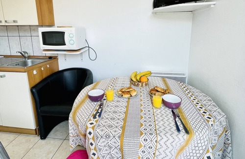 Forges-les-Bains Apartment | Jean De La Fontaine : Studio near the Thermes de Bains les Bains