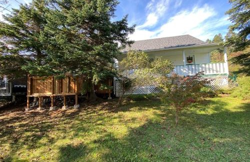 Lewisporte House | Jeans Place A Hot tub Oasis