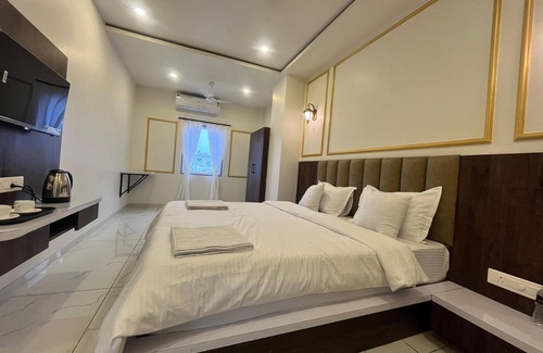 Lake Swaroop Sagar Hotel | Jeel Pearl Hotel