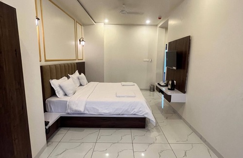 Lake Swaroop Sagar Hotel | Jeel Pearl Hotel