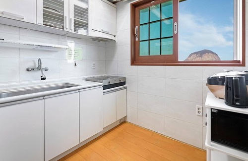 Andeok House | Jeju Badaaehyanggi Pension