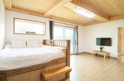 Sehwa-ri House | Jeju Camp Harris Spa Pension