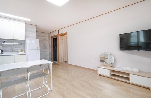 Downtown House | Jeju Gwaneumsa Ganeun gil Pension
